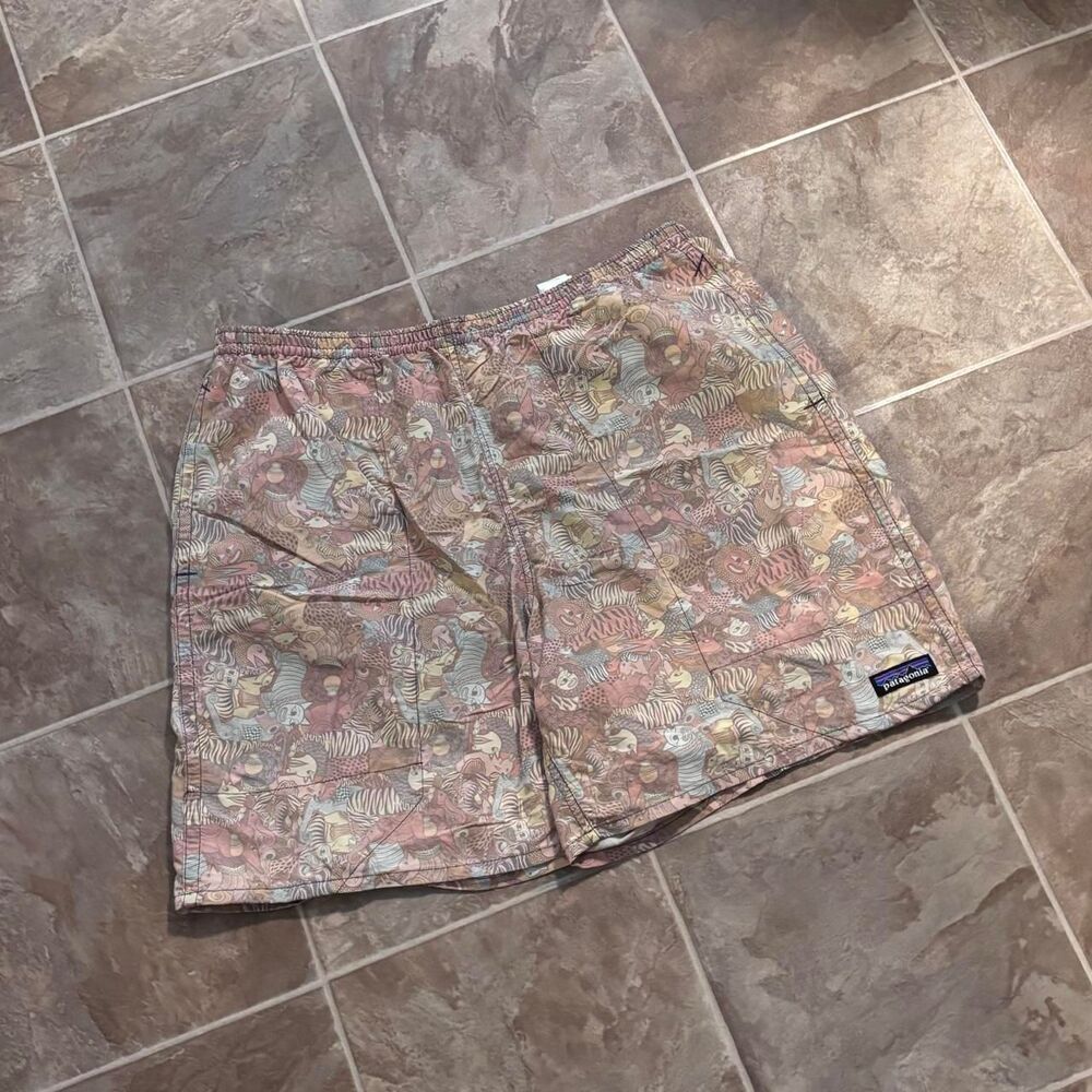 2000s Patagonia shorts with animal print shorts/trunks, size large, like new